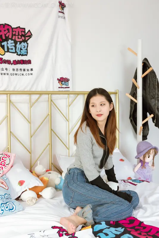 物恋传媒 NO.1022 思思-运动鞋、米白色短棉袜、裸足 - 物恋传媒